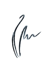 Design astratto con pennellate nere su uno sfondo bianco, caratterizzato da linee fluide e morbide con spessori variabili e una forma dinamica.