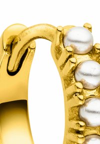 Gouden oorbel in de vorm van een ring met drie gelijkmatig verdeelde witte kralen. Het ontwerp heeft een gestructureerd oppervlak en een veilige sluiting.