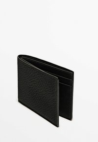 Portafoglio in pelle nera con una superficie testurizzata, caratterizzato da più scomparti per carte e un design pieghevole. Non presenta hardware o dettagli visibili.