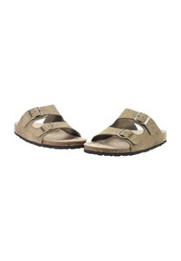 Sandalias de ante marrón con dos correas ajustables y una plantilla de corcho. Presenta una suela exterior de goma negra texturizada para ofrecer agarre y estabilidad.