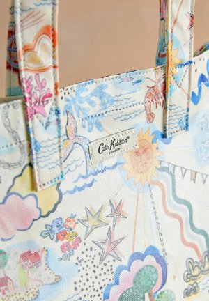 Canvas skuldertaske med farverige, detaljerede mønstre af sol, skyer og blomster. Inkluderer et logo-patch. Stropperne er forstærkede.