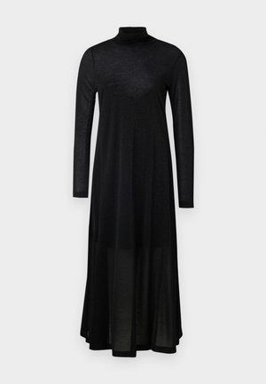 Langermet svart kjole med høy hals, laget av lett stoff. Har et flytende design og en kant som faller under kneet.