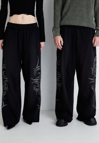 Jaded London - WASHED TATTOO MONSTER JOGGER UNISEX - Treniņtērpa apakšdaļas - black Miniatūras attēls 1