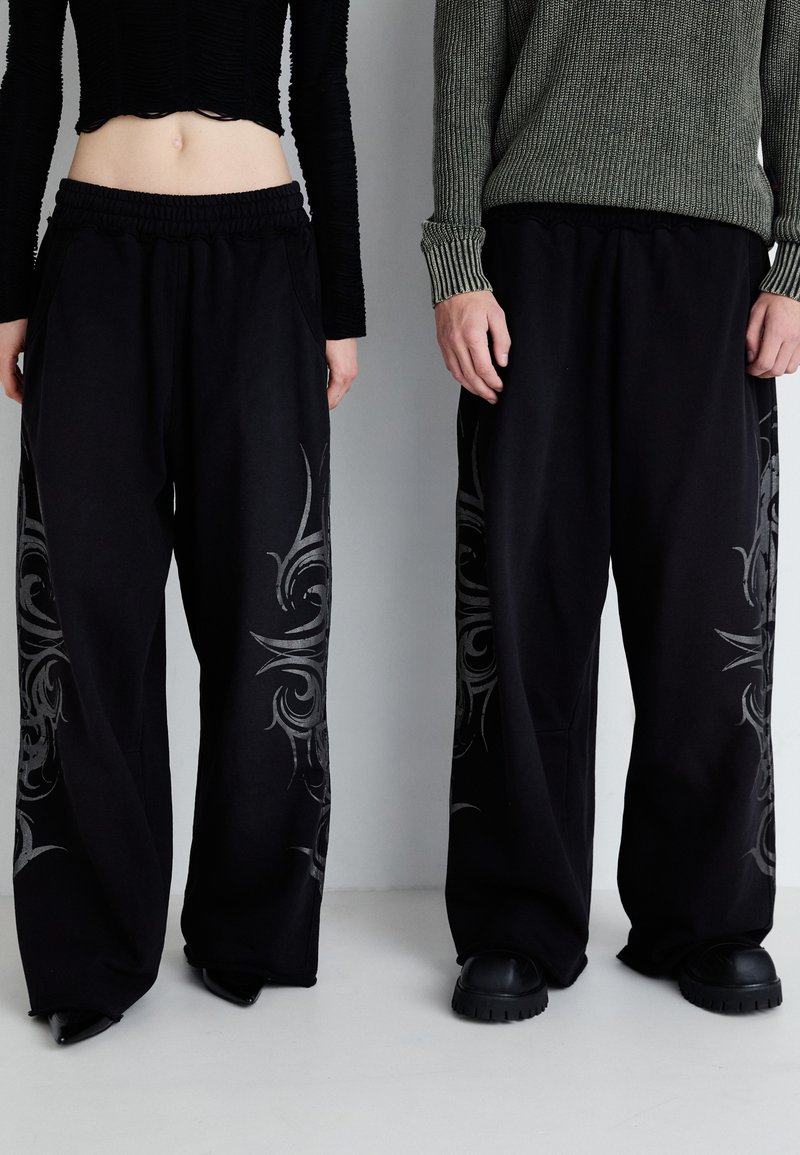 Jaded London - WASHED TATTOO MONSTER JOGGER UNISEX - Treniņtērpa apakšdaļas - black, Palielināt