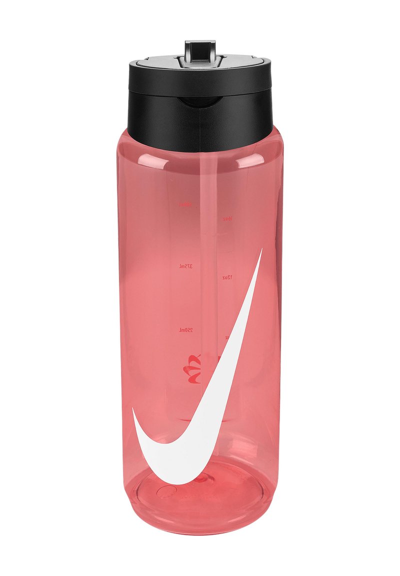 Plastic waterfles met een doorzichtig roze lichaam, zwarte dop en wit Nike-logo. Meetmarkeringen zijn zichtbaar aan de zijkant.