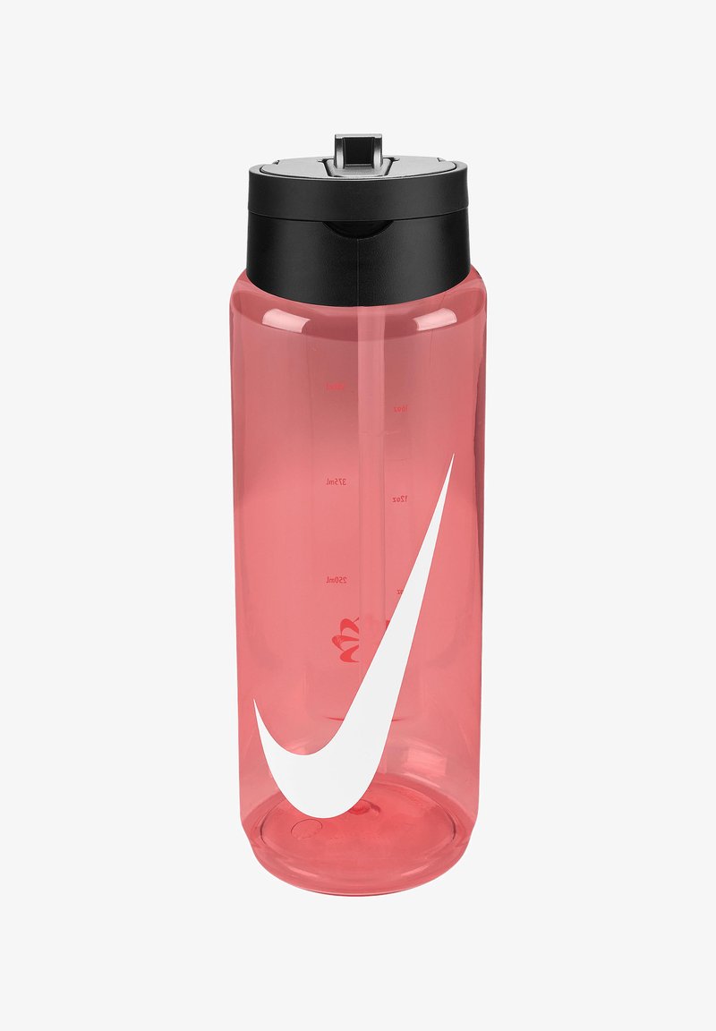 Bouteille d'eau en plastique avec un corps transparent rose, un capuchon noir et un logo Nike blanc. Des marquages de mesure sont visibles sur le côté.
