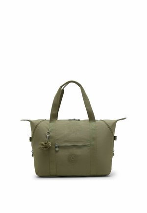 Bolsa de viaje verde oliva con dos asas, bolsillo delantero con cremallera, cremalleras laterales y un pequeño llavero de peluche unido a una de las asas.