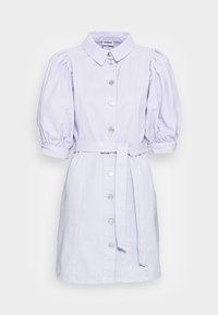 Vestido de ganga lilás claro com gola, mangas bufantes, botões na frente e um cinto a condizer na cintura. Textura suave, até aos joelhos.