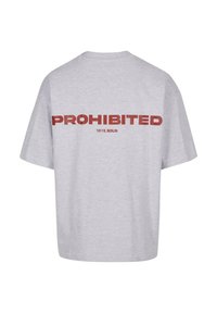 Tricou din bumbac gri, cu cuvântul "PROHIBITED" scris cu litere roșii îngroșate și cu "10119, BERLIN" afișat sub acesta, pe spate.