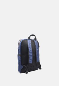 Zaino con esterno blu, pannelli in rete nera, spallacci imbottiti e maniglia superiore. Include tasche laterali e strisce decorative colorate.