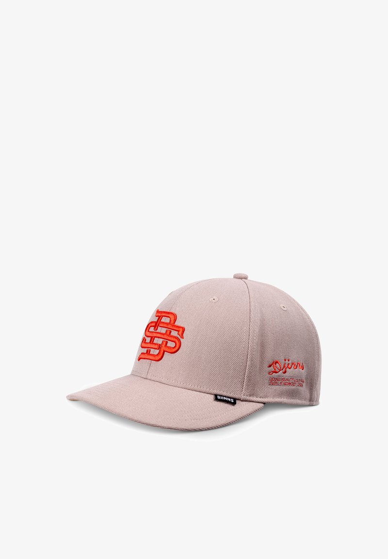 Gorra de béisbol rosa claro con un logo superpuesto "DS" en color naranja en el frente y un pequeño texto "Djinns" bordado en el lateral.