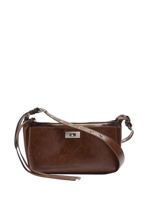Sac à bandoulière en cuir marron avec fermeture rectangulaire argentée et sangle réglable avec œillets métalliques et détail pompon en cuir.