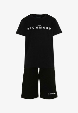 Zwart T-shirt en korte broek set met korte mouwen, met witte tekst "JOHN RICHMOND" op de borst en linkerbovenbeen, voorzien van een witte trekkoord bij de korte broek.