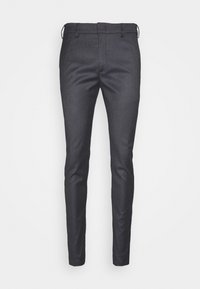 Pantalons ajustés gris foncé en tissu lisse avec une texture subtile et des passants de ceinture. Présente des jambes cintrées et un design minimaliste.
