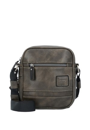 Kleine dunkelbraune Leder-Umhängetasche mit vorderer Reißverschlusstasche, verstellbarem schwarzem Riemen und geprägtem Markenetikett "Picard" auf weißem Hintergrund.