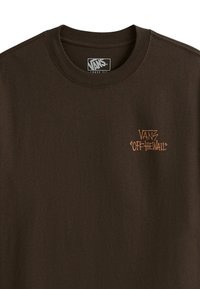 Camiseta de algodón marrón de manga larga con un logo en naranja claro en el frente. Diseño de cuello redondo con una textura suave y un ajuste relajado.