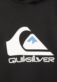 Felpa nera con cappuccio caratterizzata da un grande logo bianco Quiksilver, con un design di onde blu e montagna incorporato.