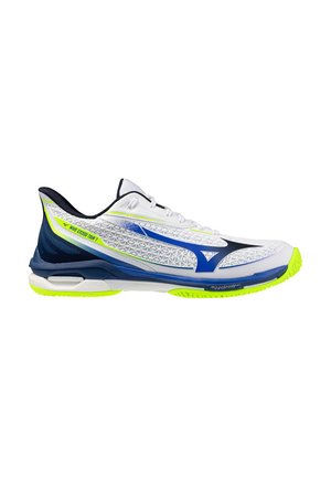 Bílá, modrá a neonově žlutá tenisová obuv Mizuno Wave Exceed Tour 7 s texturovanou síťovinou, logem a polstrovanou podrážkou, boční pohled.