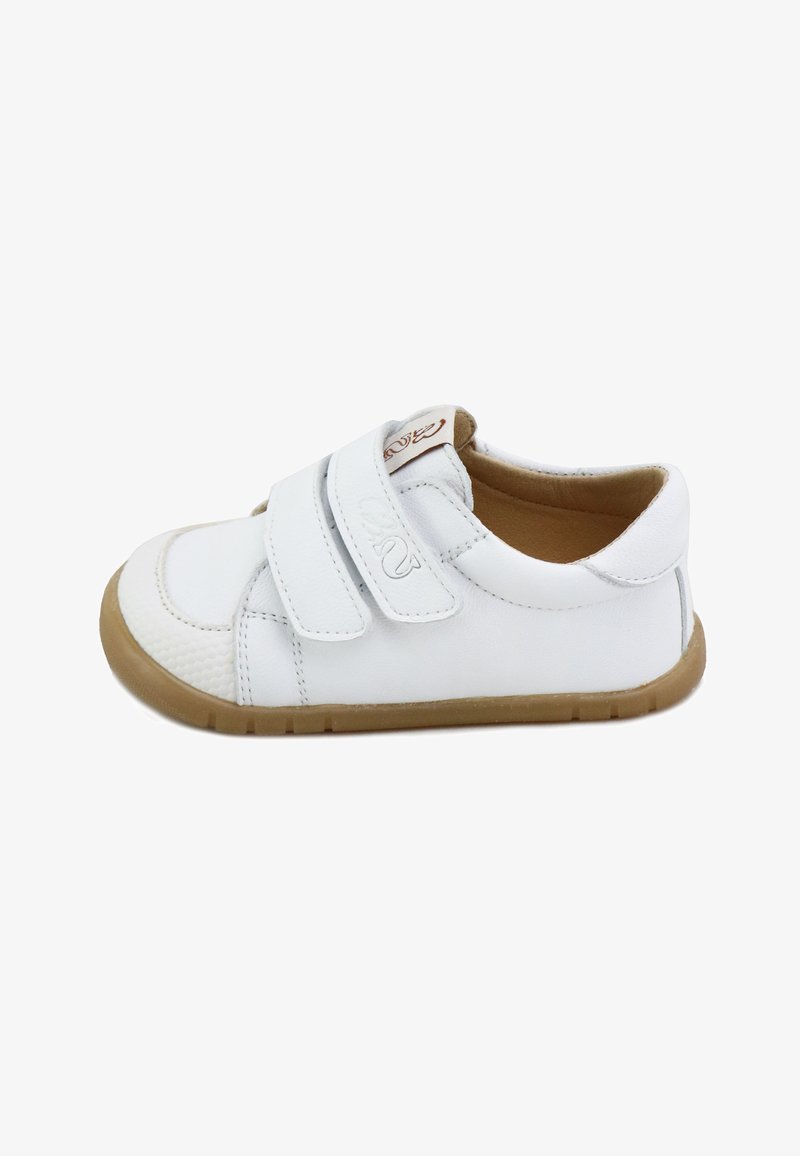 Zapato de cuero blanco con una puntera texturizada, doble tirante de Velcro y suela de goma en color marrón. Presenta un diseño cosido y un acento de logotipo.