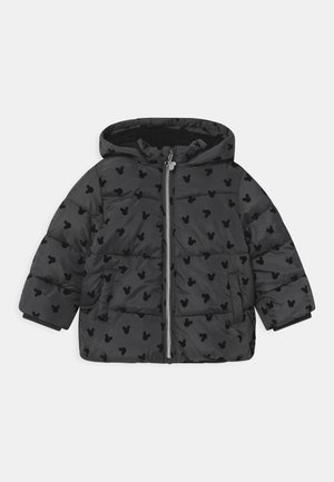 Veste doudoune noire avec capuche, ornée d'un motif subtil de Mickey Mouse sur l'ensemble, fermeture éclair et poches latérales. Texture douce et matelassée.