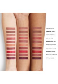 Próbki kolorów pomadek na dwóch ramionach ukazują różne odcienie. Kolory wahają się od jasnych różów do głębokich purpur. Każda próbka jest opisana nazwą i numerem.