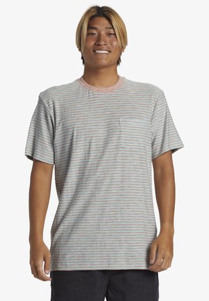 Gestreiftes T-Shirt mit kurzen Ärmeln, das hellblaue, rosa und weiße horizontale Streifen zeigt, mit Rundhalsausschnitt und einer Brusttasche.