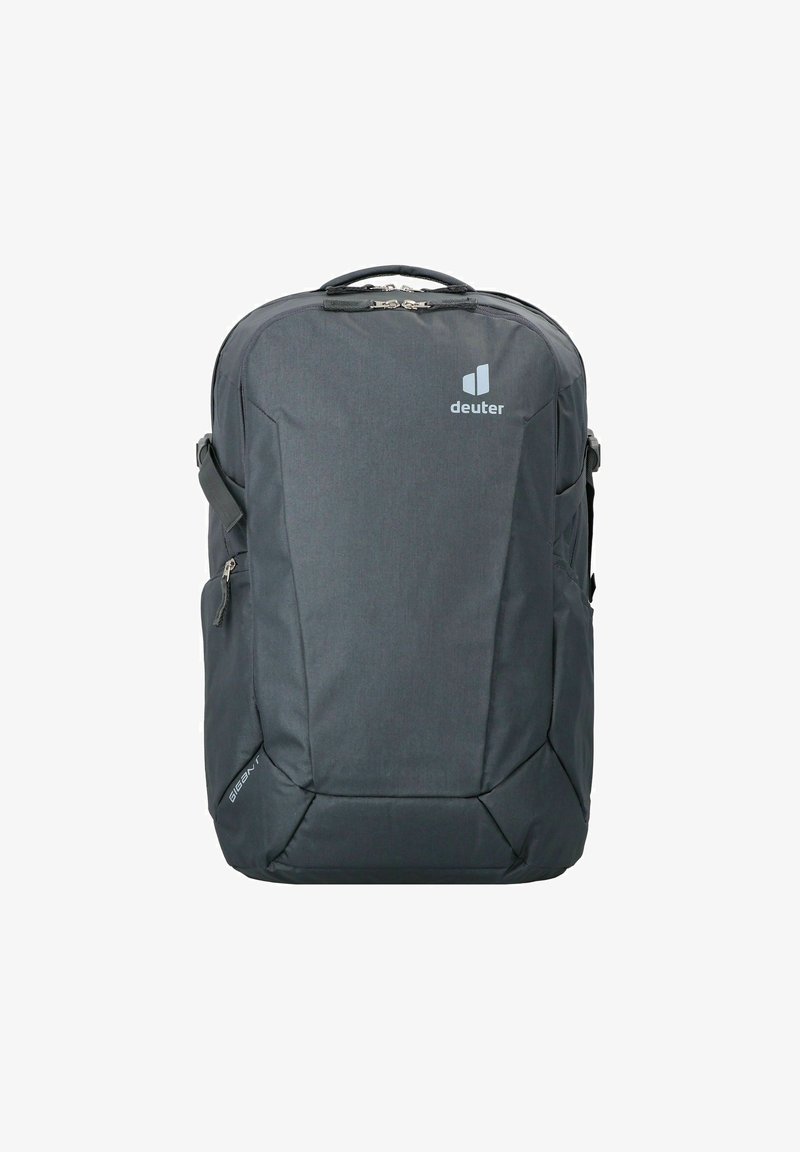 Mochila de color gris oscuro con acabado de tela suave, diseño angular, cremalleras frontales, correas acolchadas y un logo en la parte superior.