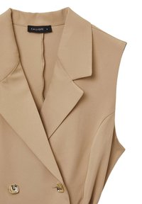 Blazer senza maniche beige realizzato in tessuto liscio, caratterizzato da un collo con colletto, chiusura a doppio bottone e sottili dettagli di cucitura.