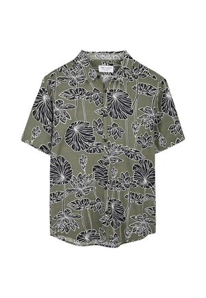 Chemise boutonnée à manches courtes de couleur vert olive avec un grand imprimé floral noir et blanc et un col classique.