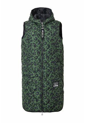 Gilet vert rembourré avec des taches de léopard noires, design sans manches, fermeture éclair, et une petite étiquette avec du texte. Texture matelassée sur le tissu.