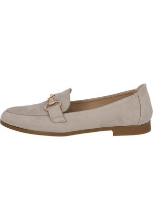 Beige Wildleder-Mokassins mit runder Zehenform, ausgestattet mit einem metallischen Akzent und einer flachen Sohle. Das Design umfasst einen gesteppten Rand und einen Schlupfstil.