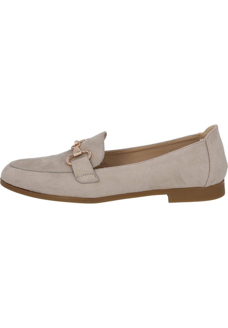 Mocasines de ante beige con punta redondeada, que presentan un acento metálico y una suela plana. El diseño incluye un borde cosido y un estilo de calzado sin cierre.