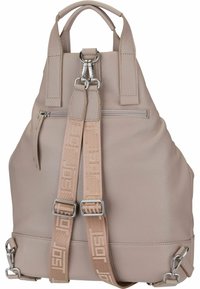 Ljusbeige läderryggsäck med texturerad yta, silverdetaljer, justerbara axelremmar och en bakre dragkedjeficka för förvaring.