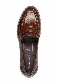 Mocassin en cuir marron avec une finition brillante, présentant un design de couture surélevée et un détail découpé sur la lanière. Doublure intérieure lisse, bout rond.