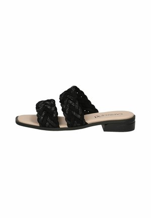 Zwarte platte sandalen met twee gevlochten banden, gemaakt van zacht materiaal. Heeft een lichtgeplooide voetbed en een lage, stevige hak.