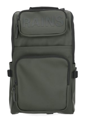 Zaino rettangolare verde scuro con due tasche frontali con cerniera, cinturini laterali e testo "RAINS" in rilievo sulla tasca superiore.