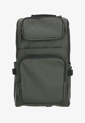 Ciemnozielony, prostokątny plecak z dwoma przednimi kieszeniami na zamek, bocznymi paskami oraz wytłoczonym napisem "RAINS" na górnej kieszeni.