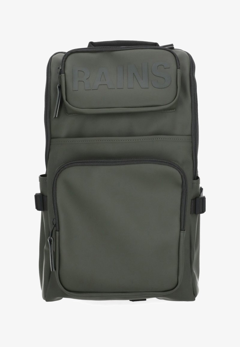 Sac à dos rectangulaire vert foncé avec deux poches avant zippées, des sangles latérales et le texte embossé "RAINS" sur la poche supérieure.