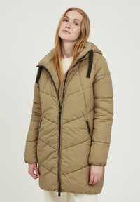 Khaki zateplená parka s zipem vpředu, kapucí, černými akcenty, chevronovým prošíváním a bočními kapsami. Texturovaná tkanina s hladkým povrchem.