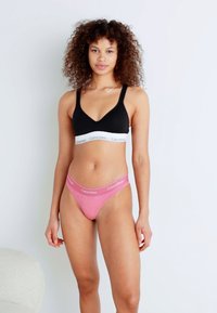 Calvin Klein Underwear THONG ICON COTTON VDAY - String -  berry pink