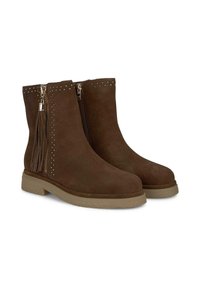 Bottines en suede marron avec fermeture éclair, des franges décoratives et des clous argentés le long du bord supérieur ; semelle en caoutchouc robuste pour une meilleure traction.