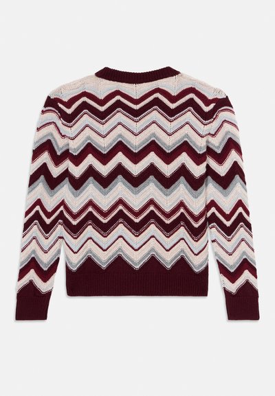 Pull en maille à manches longues avec des motifs en chevrons zigzag maroon, beige et gris, avec des poignets et un ourlet côtelés, posé à plat.