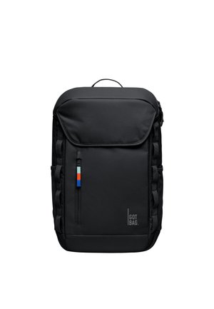Schwarzer rechteckiger Rucksack mit oberer Klappe, vorderer vertikaler Reißverschlusstasche mit farbigem Zipper, seitlichen Riemen und "GOT BAG" Logo unten rechts.