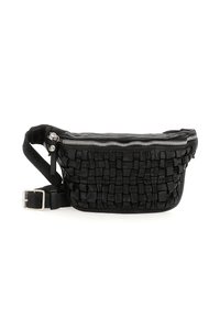 Borsa in vita nera in pelle con motivo intrecciato sul davanti, zip argentata, tracolla regolabile nera con fibbia argento su sfondo bianco.