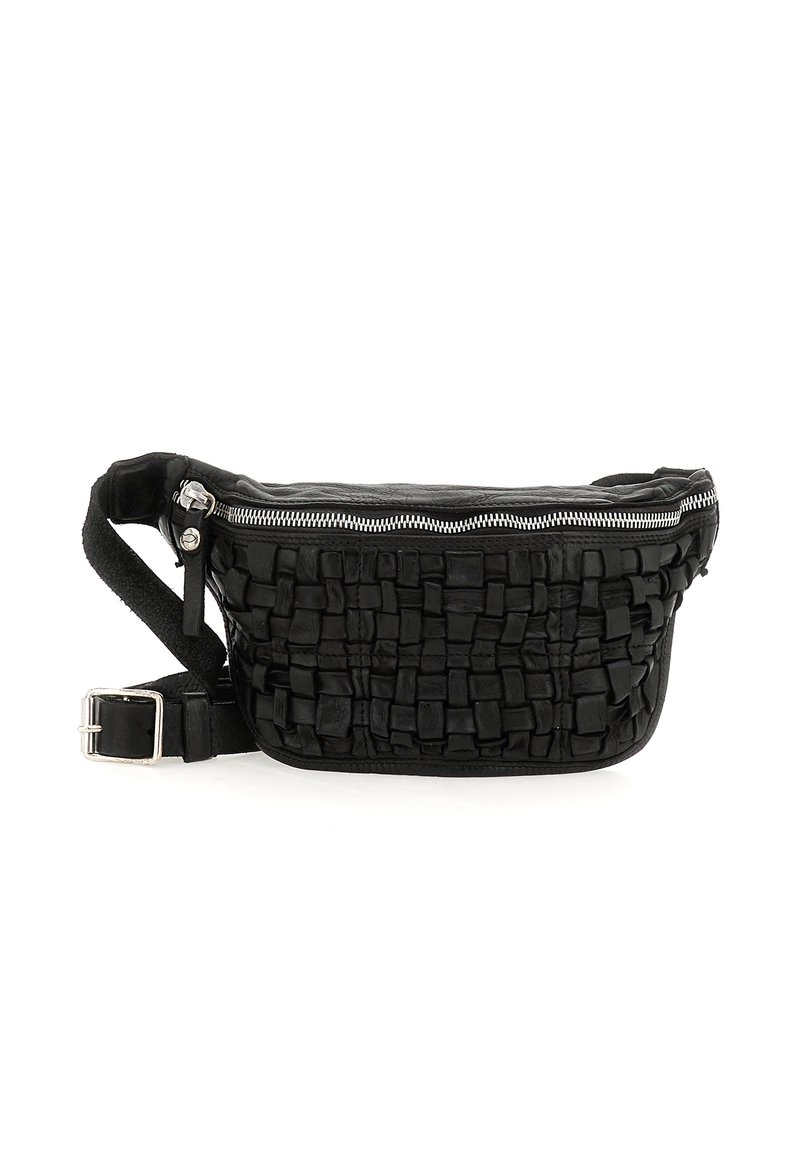 Borsa in vita nera in pelle con motivo intrecciato sul davanti, zip argentata, tracolla regolabile nera con fibbia argento su sfondo bianco.