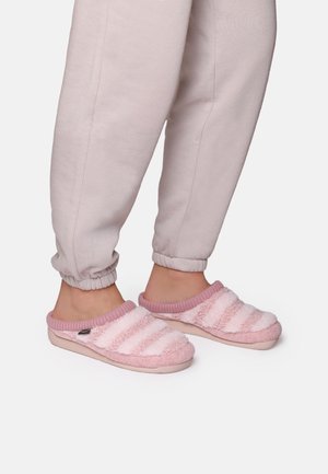 Rosa fluffiga tofflor med randig design, som har en ribbad krage och en mjuk textur. Bärs med ljusgrå, avsmalnande loungbyxor.