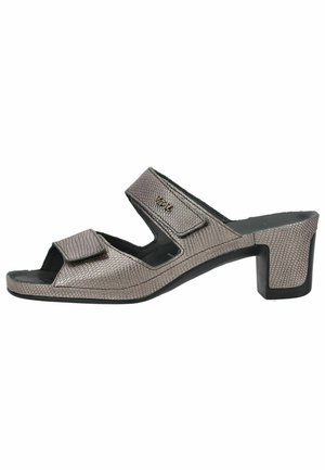Sandalo da donna con tacco basso e largo in materiale metallico testurizzato con due cinturini in velcro regolabili e punta aperta.