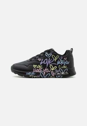 Scarpa da ginnastica nera con cuori multicolori in stile graffiti e scritte "love" e "I love you" sul lato, con suola con cuscino d’aria visibile.