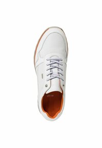 Weißer Sneaker mit einem perforierten Design, grauen Schnürsenkeln, orangefarbenem Innenfutter und einer dicken Gummisohle. Silberne Akzente in der Nähe der Ösen.