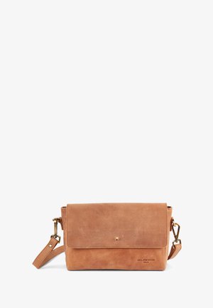 Tasche aus tanfarbenem Leder im Crossbody-Stil mit Klappenverschluss, goldenen Beschlägen und verstellbarem Gurt. Glatte Textur mit minimalen Markenlogos.